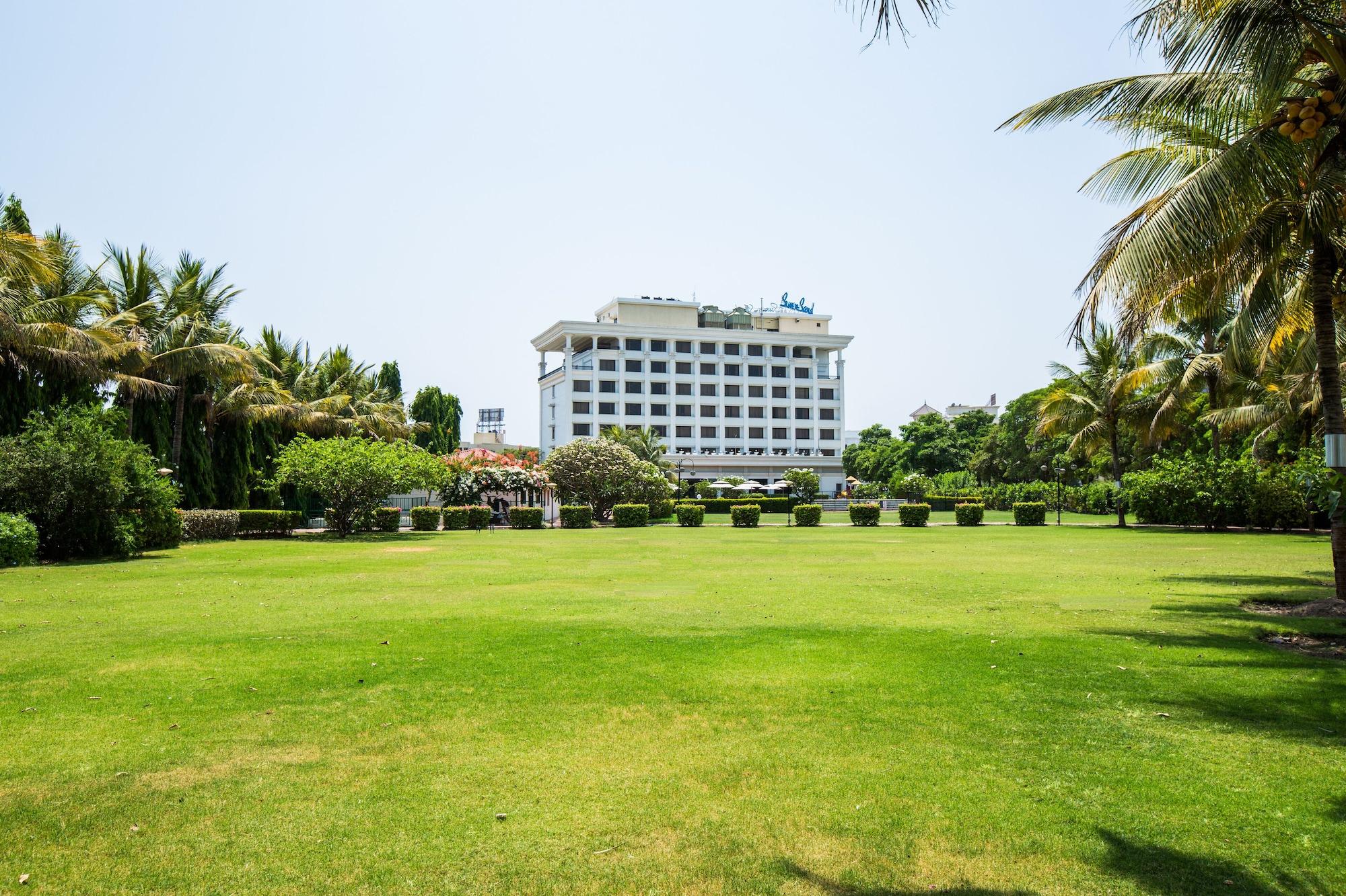 Sun-N-Sand Shirdi Hotel Exterior foto