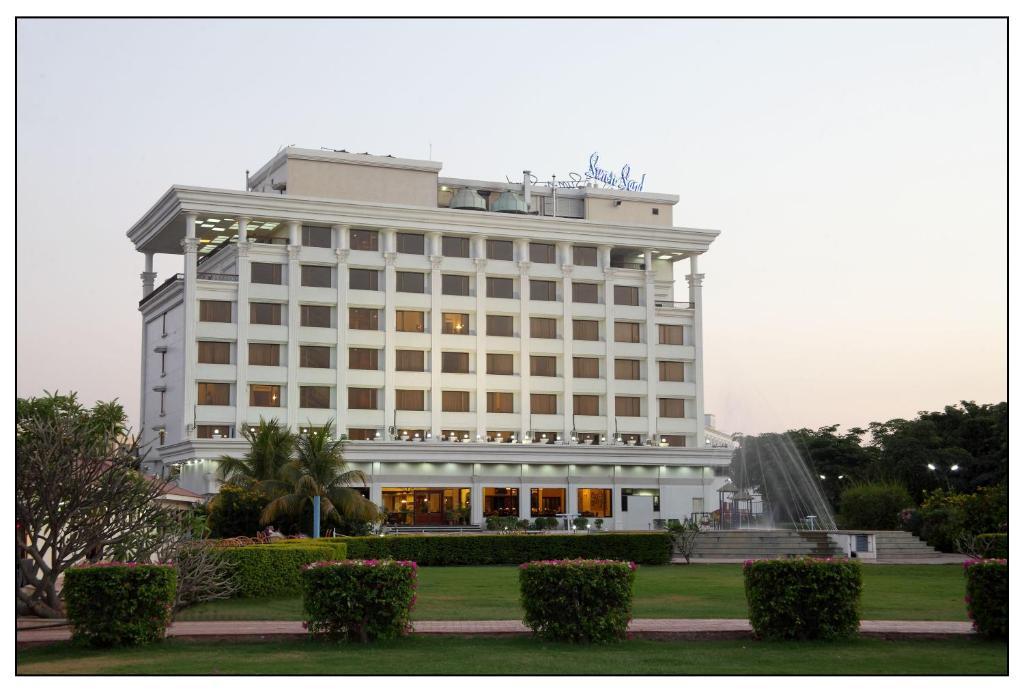 Sun-N-Sand Shirdi Hotel Exterior foto