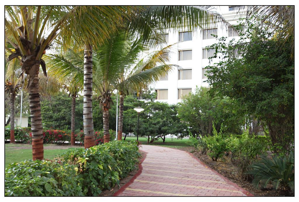 Sun-N-Sand Shirdi Hotel Exterior foto